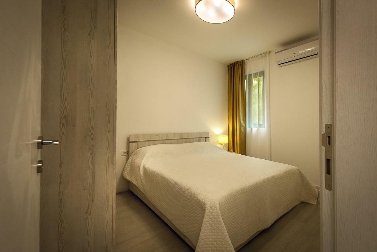 Adria Lux Apartmens 2 スヴェティ・ステファン エクステリア 写真